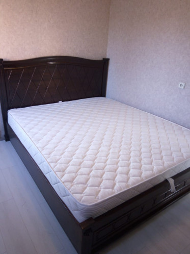 Кровать двуспальная из натурального дерева Стефани, массив сосны, цвет коричневый 3. Изделие укомплектовано матрасом с ортопедическим эффектом.